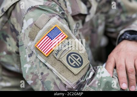 Weslaco, Texas, USA, 12. April 2018: Der Soldat der Nationalgarde hat die amerikanische Flagge und einen Luftaufnäher auf der Schulter seiner Tarnuniform. ©Bob Daemmrich Stockfoto