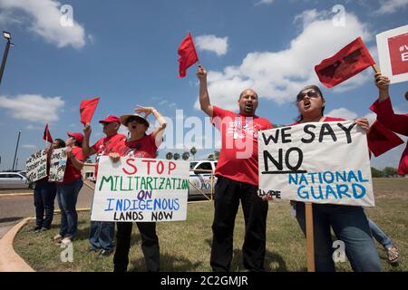 Weslaco, Texas, USA< 12. April 2018: Demonstranten gegen die Regierung. Greg Abbotts Einsatz der Nationalgarde an der Grenze zu Texas schreit vor der Garde in Weslaco. Die Wachleute werden Grenzpolizisten helfen, die illegale Einwanderung an der Südgrenze der Vereinigten Staaten zu verlangsamen. Die Demonstranten lehnen es ab, dass die Regierung ihre Städte militarisiert. ©Bob Daemmrich Stockfoto