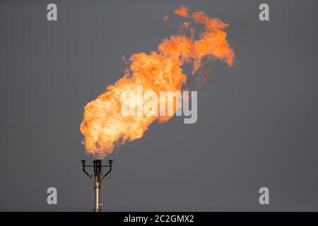 Tilden, Texas 13. April 2018: Eine Gasleitung entlüftet unnötiges Gas aus einem Ölfeld im Eagle Ford Schiefer-Spiel im McMullin County im Süden von Texas. ©Bob Daemmrich Stockfoto