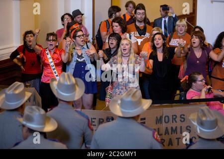 Austin Texas USA, Juli 2013: Eine Gruppe von Frauenrechten und Befürwortern der Wahlfreiheit demonstriert vor der Kammer des Repräsentantenhauses von Texas, als Truppen der Abteilung für öffentliche Sicherheit die Türen bewachen. Die Frauen protestieren gegen eine Endabstimmung des Hauses, die Abtreibungsanbieter in Texas einschränkt. Das Gesetz wird im Senat Ende der Woche überprüft. ©Bob Daemmrich Stockfoto