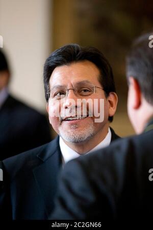 Austin Texas, USA, November 11 2013: Alberto Gonzales, ehemals USA Generalstaatsanwalt unter Druck George W. Bush, spricht mit einem Freund bei der Einberufungszeremonie des Obersten Gerichts von Texas, Nathan Hecht, im Texas Capitol. Gonzales ist ein ehemaliges Mitglied des Texas High Court. ©Bob Daemmrich Stockfoto