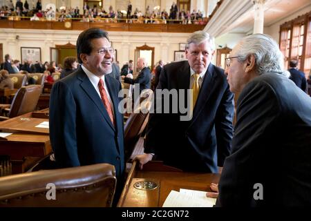 Richter des Obersten Gerichtshofs Antonin Scalia besucht Texas - ehemalige USA Austin Texas USA, November 11 2013: Ehemaliger US-amerikanischer Staatsanwalt Generalstaatsanwalt Alberto Gonzales, ich, Besuche bei pensionierten Richtern des Obersten Gerichts von Texas, Craig Enoch, c, und Raul Gonzalez in der Kammer des Texas House vor der Amtseinführung des Obersten Richters Nathan Hecht. ©Bob Daemmrich Stockfoto