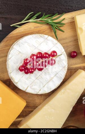 Camembert, Overhead shot mit anderen Käse und Obst Stockfoto