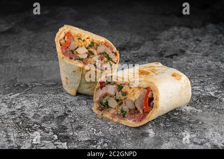 türkische Shawarma mit Huhn und Lamm in Pita Brot, klassische Tortilla Wrap mit gegrilltem Huhn Stockfoto