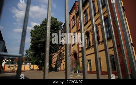 Magdeburg, Deutschland. Juni 2020. Blick auf die Grundschule Salbke. In Magdeburg gibt es seit dem Vortag 27 Neuinfektionen und zehn Schulen mussten inzwischen geschlossen werden. Quelle: Ronny Hartmann/dpa-Zentralbild/dpa/Alamy Live News Stockfoto