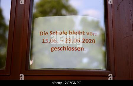 Magdeburg, Deutschland. Juni 2020. In der Berufsschule Dr. Otto Schlein hängt ein Schild. In Magdeburg gibt es seit dem Vortag 27 Neuinfektionen und zehn Schulen mussten inzwischen geschlossen werden. Quelle: Ronny Hartmann/dpa-Zentralbild/dpa/Alamy Live News Stockfoto