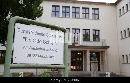 Magdeburg, Deutschland. Juni 2020. Blick auf die Berufsschule Dr. Otto Schlein. In Magdeburg gibt es seit dem Vortag 27 Neuinfektionen und zehn Schulen mussten inzwischen geschlossen werden. Quelle: Ronny Hartmann/dpa-Zentralbild/dpa/Alamy Live News Stockfoto