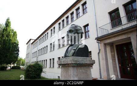 Magdeburg, Deutschland. Juni 2020. Blick auf die Berufsschule Dr. Otto Schlein. In Magdeburg gibt es seit dem Vortag 27 Neuinfektionen und zehn Schulen mussten inzwischen geschlossen werden. Quelle: Ronny Hartmann/dpa-Zentralbild/dpa/Alamy Live News Stockfoto