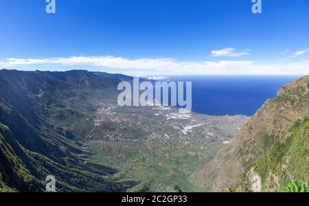 Blick von der Böschung über das El Golfo Tal auf der Insel El Hierro, Kanarische Inseln, Spanien Stockfoto