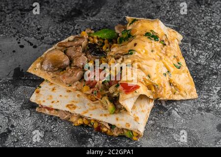 türkische Fast Food - Huhn in Pita Brot, Döner Kebab - gebratenes Hühnerfleisch mit Gemüse in Pita Brot Stockfoto