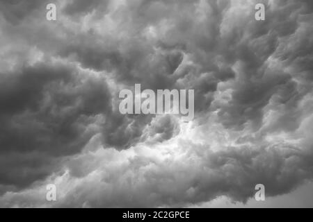 Dunkle ominösen graue Gewitterwolken. Dramatischer Himmel. Stockfoto