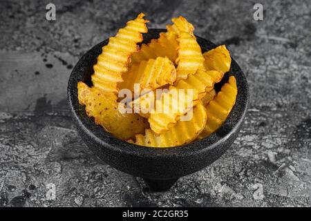 Gebackene Kartoffel Pommes auf hölzernen Tisch Stockfoto