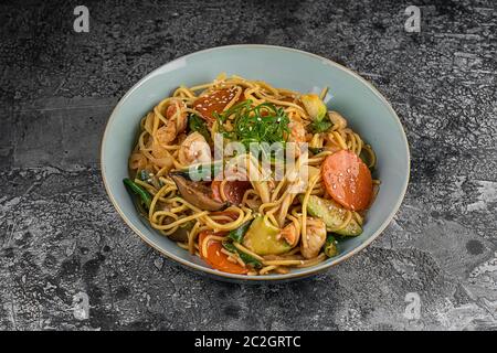 Draufsicht auf appetitliche asiatische Küche Huhn und Gemüse udon Nudeln Wok auf dem Holztisch, horizontal Stockfoto