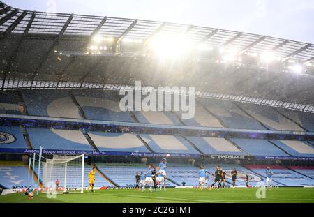 Beim Premier League-Spiel im Etihad Stadium in Manchester fällt starker Regen. Stockfoto