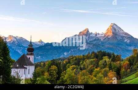 Die kleine Kirche von Maria Gern und Watzmann im ersten Morgenlicht. Stockfoto