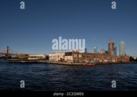 Ed Koch Queensboro Bridge und Blick auf den östlichen Fluss von Long Island City Stockfoto