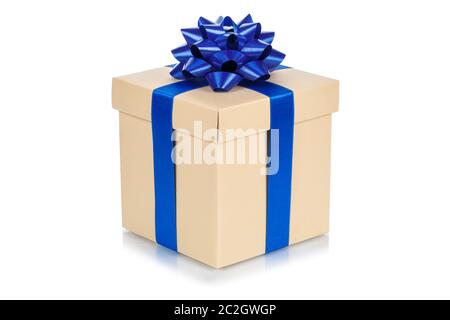 Geburtstag Geschenk Weihnachtsgeschenk beige Box auf weißem Hintergrund Stockfoto