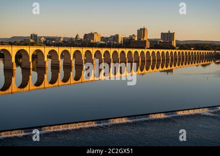 Morgen Licht trifft die Gebäude und Downtown City center Bereich in Pennsylvania State Capital in Harrisburg Stockfoto