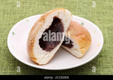 Japanische Rote Bohne Brot auf weißem Hintergrund, Anpan Stockfoto