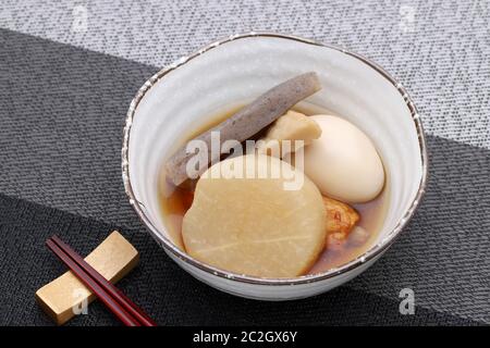 Japanisches Essen, Oden in einer Schüssel auf schwarzem Tisch Stockfoto