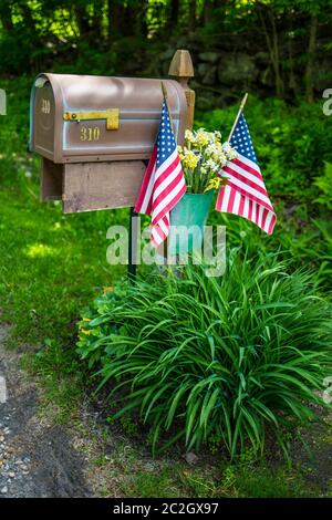 Ein Briefkasten am Straßenrand, der für Memorial Day dekoriert ist Stockfoto