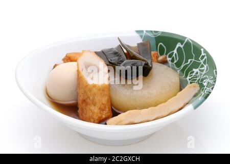 Japanisches Essen, Oden in einer Schüssel auf weißem Hintergrund Stockfoto