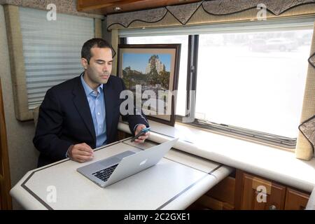 Hidalgo Texas, USA, Februar 13 2014: George P. Bush sitzt in seinem Tourbus während einer Wahlkampfrunde durch Süd-Texas. Bush, 37, ist der Sohn der Regierung Floridas. Jeb Bush, Neffe des ehemaligen US-Präsidenten George W. Bush und Enkel des ehemaligen US-Präsidenten George H.W. Bush. Er kandidiert zum ersten Mal für ein öffentliches Amt auf dem republikanischen Ticket für Texas Land Commissioner. ©Bob Daemmrich Stockfoto