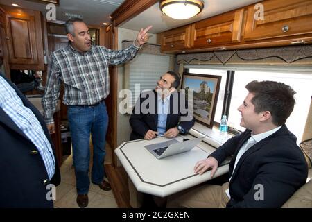 Hidalgo Texas, USA, Februar 13 2014: George P. Bush spricht mit seinen Wahlkampfmitarbeitern, während er in seinem Tourbus während einer Wahlkampfrunde durch Süd-Texas unterwegs ist. Bush, 37, ist der Sohn der Regierung Floridas. Jeb Bush, Neffe des ehemaligen US-Präsidenten George W. Bush und Enkel des ehemaligen US-Präsidenten George H.W. Bush. Er kandidiert zum ersten Mal für ein öffentliches Amt auf dem republikanischen Ticket für Texas Land Commissioner. ©Bob Daemmrich Stockfoto