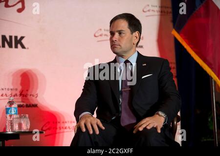 San Antonio Texas, USA, April 15 2014: US Sen. Marco Rubio aus Florida, ein aus Miami stammender Kubanamerikaner, spricht während einer Geschäftskonferenz mit Führungskräften. Rubio, der oft als Kronprinz der Tea-Party-Bewegung bezeichnet wird, wird als möglicher Präsidentschaftskandidat im Jahr 2016 angesehen. ©Bob Daemmrich Stockfoto
