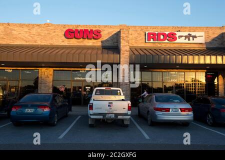 McAllen Texas USA, Februar 11 2014: Waffengeschäft in einem Einkaufszentrum in der Vorstadt, das Waffen der Klasse 3 und Spezialwaffen in der Nähe der Grenze zwischen Texas und Mexiko verkauft. ©Bob Daemmrich Stockfoto