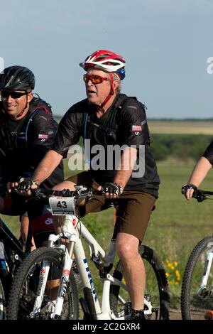 Crawford Texas, USA, Mai 2 2014: Der ehemalige Präsident George W. Bush führt im vierten jährlichen Wundred Warrior 100K eine Reihe von Radfahrern durch seine Prairie Chapel Ranch vor Crawford. Die dreitägige Veranstaltung umfasste 17 eingeladene US-Soldaten, die bei den jüngsten Kämpfen im Irak und in Afghanistan verletzt wurden. ©Bob Daemmrich Stockfoto