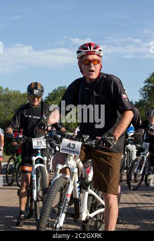 Crawford Texas, USA, Mai 2 2014: Der ehemalige Präsident George W. Bush führt im vierten jährlichen Wundred Warrior 100K eine Reihe von Radfahrern durch seine Prairie Chapel Ranch vor Crawford. Die dreitägige Veranstaltung umfasste 17 eingeladene US-Soldaten, die bei den jüngsten Kämpfen im Irak und in Afghanistan verletzt wurden. ©Bob Daemmrich Stockfoto