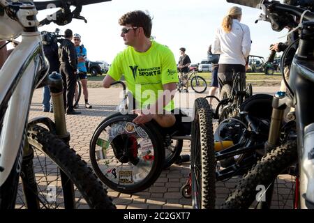 Crawford Texas USA, Mai 2 2014: Militärveteran und Amputant Timothy Brown bereitet sein behindertengerechtes Fahrrad vor, während der ehemalige Präsident George W. Bush im vierten jährlichen Wundred Warrior 100K Radfahrer auf seiner Prairie Chapel Ranch beherbergt. Auf der dreitägigen Veranstaltung wurden 17 US-Soldaten bei den jüngsten Kämpfen im Irak und in Afghanistan verletzt. ©Bob Daemmrich Stockfoto