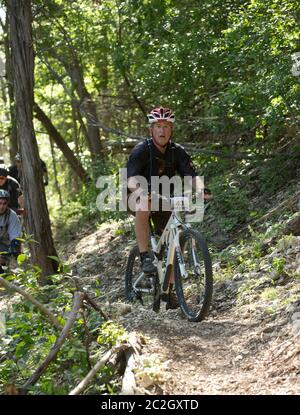 Crawford Texas, USA, Mai 2 2014: Der ehemalige Präsident George W. Bush führt im vierten jährlichen Wundred Warrior 100K eine Reihe von Radfahrern durch seine Prairie Chapel Ranch vor Crawford. Die dreitägige Veranstaltung umfasste 17 eingeladene US-Soldaten, die bei den jüngsten Kämpfen im Irak und in Afghanistan verletzt wurden. ©Bob Daemmrich Stockfoto