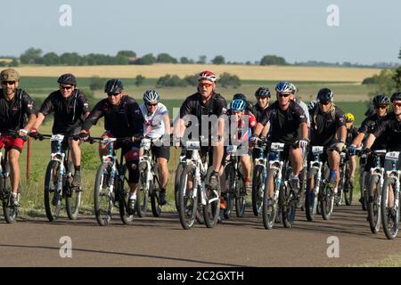 Crawford Texas, USA, Mai 2 2014: Der ehemalige Präsident George W. Bush führt im vierten jährlichen Wundred Warrior 100K eine Reihe von Radfahrern durch seine Prairie Chapel Ranch vor Crawford. Die dreitägige Veranstaltung umfasste 17 eingeladene US-Soldaten, die bei den jüngsten Kämpfen im Irak und in Afghanistan verletzt wurden. ©Bob Daemmrich Stockfoto