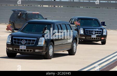 Austin Texas, USA, April 10 2014: Die präsidentielle Autokolonne mit Präsident Barack Obama und First Lady Michelle Obama trifft am Austin-Bergstrom Airport ein, nachdem sie den LBJ Civil Rights Summit in der LBJ Library verlassen hat. Die Obamas flogen kurz darauf mit der Air Force One ab. ©Bob Daemmrich Stockfoto