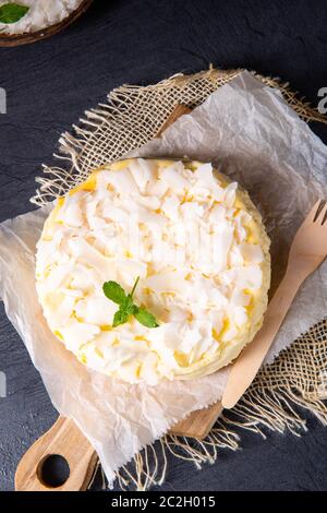 Ein einfacher Quark-Kokosnuss-Kuchen aus der Zinn Stockfoto