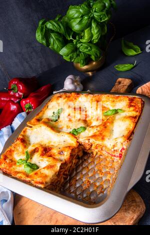 Rustikales würziges Lasagne mit Basilikum auf der Zinn. Stockfoto