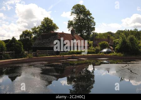 Park Mill bei Bateman's, Rudyard Kiplings Haus von 1902 - 1936. Die Mühle und ihr Teich (hier zu sehen) wurden kürzlich umfassend renoviert. Stockfoto