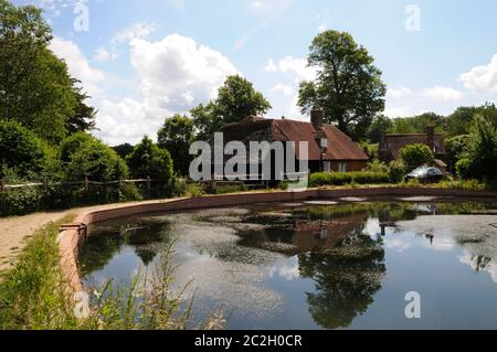 Park Mill bei Bateman's, Rudyard Kiplings Haus von 1902 - 1936. Die Mühle und ihr Teich (hier zu sehen) wurden kürzlich umfassend renoviert. Stockfoto