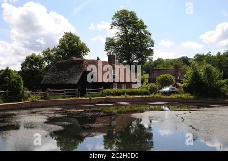 Park Mill bei Bateman's, Rudyard Kiplings Haus von 1902 - 1936. Die Mühle und ihr Teich (hier zu sehen) wurden kürzlich umfassend renoviert. Stockfoto