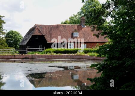 Park Mill bei Bateman's, Rudyard Kiplings Haus von 1902 - 1936. Die Mühle und ihr Teich (hier zu sehen) wurden kürzlich umfassend renoviert. Stockfoto