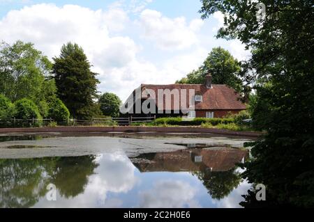 Park Mill bei Bateman's, Rudyard Kiplings Haus von 1902 - 1936. Die Mühle und ihr Teich (hier zu sehen) wurden kürzlich umfassend renoviert. Stockfoto