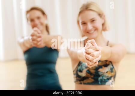 Yoga-Kurs Hände Stretching auf der Vorderseite Stockfoto