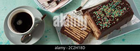 Banner mit kalter Hund Schokolade Keks Kuchen mit Spitze und schwarzen Kaffee, auf Keramik Teller serviert und Gesehen von oben Stockfoto