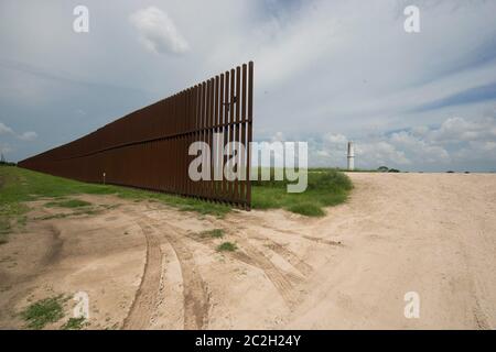 Cameron County Texas USA, 23. September 2014: Die Grenzmauer verläuft mehrere Kilometer durch ein ländliches Gebiet östlich von Brownsville und hilft dabei, den Strom illegaler Einwanderer, die den Rio Grande River von Mexiko aus in die Vereinigten Staaten überqueren, zu kontrollieren. Dieser Fleck hat, wie einige andere auch, große Lücken ohne sichtbare Anschnitte. ©Bob Daemmrich Stockfoto