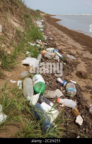 Boca Chica Beach Texas, USA, 23. September 2014: Müllabfälle am Ufer des Rio Grande River, wo er sich an der Grenze zwischen Texas und Mexiko in den Golf von Mexiko entleert. Die Gegend, in der SpaceX eine Raketenabschussrampe baut, ist bei Fischern auf beiden Seiten der Grenze beliebt. 23. September 2014 ©Bob Daemmrich Stockfoto