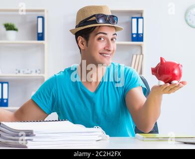 Geschäftsmann vorbereiten für Ferienhäuser im Büro Stockfoto