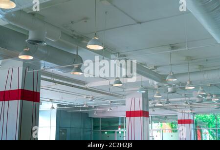 Luftleitung, Klimaanlage, Sprinkleranlage. Luftstrom und Ventilation System. Gebäude Interieur. Decke Leuchte Licht mit geöffnet. Inter Stockfoto