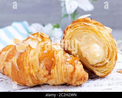 Leckeres, frisch goldenes Croissant mit Pudding-Füllung, aus nächster Nähe Stockfoto